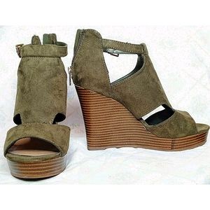 Parker & Sky Platform Wedge Sandals in Olive Green